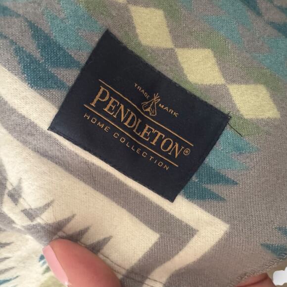 Pendleton Fleece Throw (Plush-Avra Valley Grey) - Picture 4 of 7